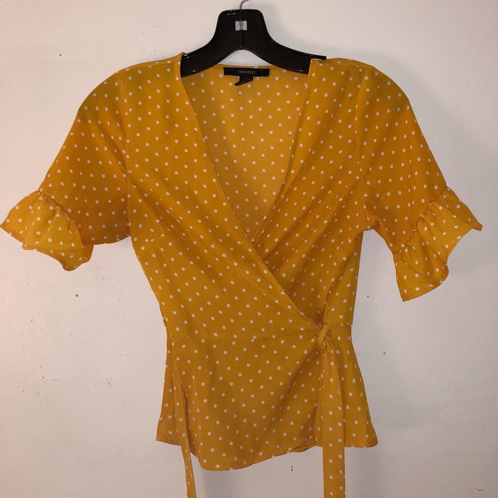 Trendy yellow top